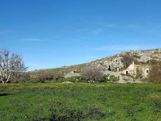 La masseria vista dal prato in primavera