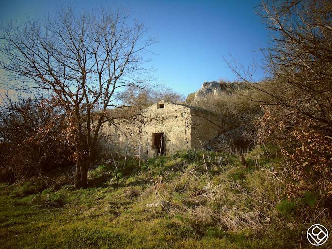 La masseria e la rupe calcarea alle spalle
