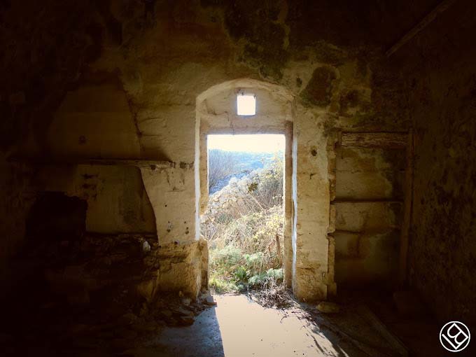 Interno con portale ad arco
