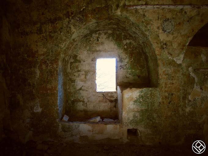 Interno voltato con finestra strombata